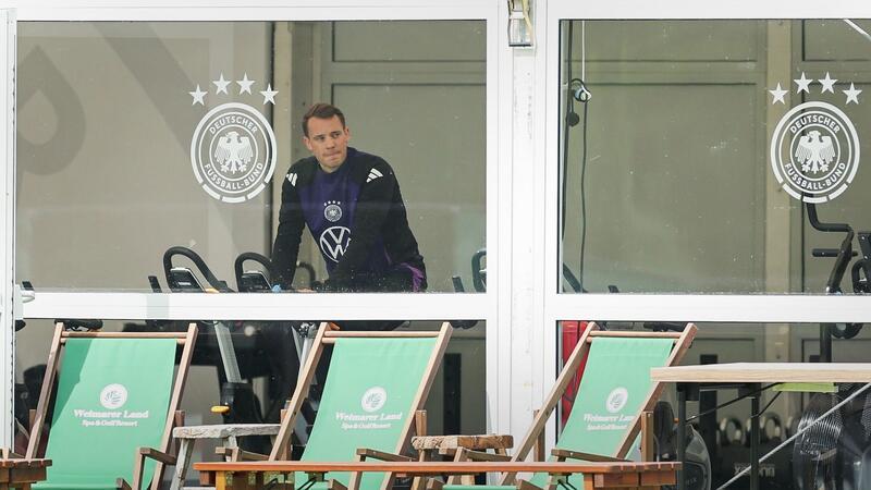 Nagelsmanns Trainingsgruppe füllt sich DFB-Torwart Manuel Neuer beim Aufwärmen in Blankenhain.
