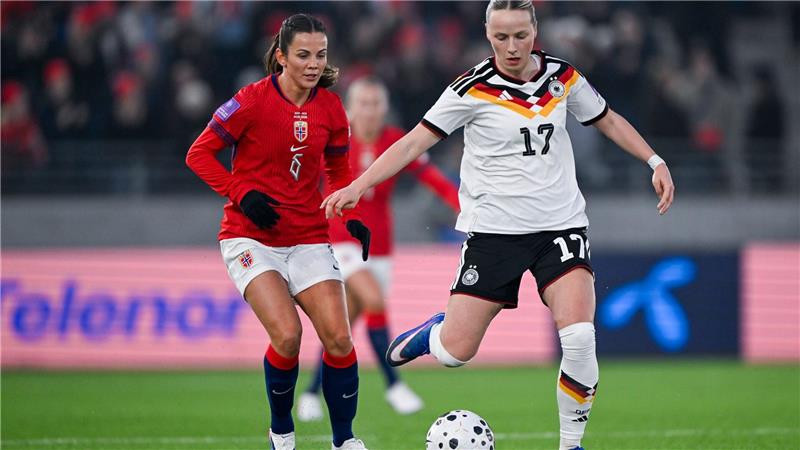 DFB-Verteidigerin Franziska Kett (r) machte über die linke Seite viel Tempo.