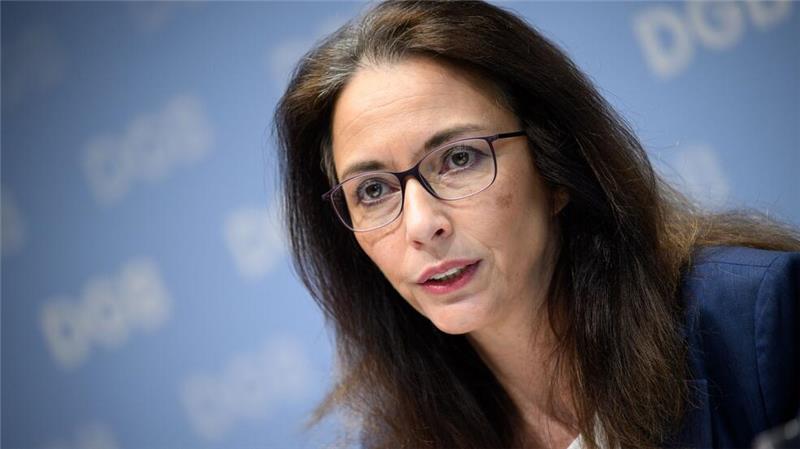 Viele stecken im Job in Abwärtsspirale DGB-Chefin Fahimi sieht infolge des Fachkräftemagels Chancen für benachteiligte Berufsgruppen.
