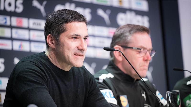 DHB-Sportvorstand Ingo Meckes freut sich auf die weitere Zusammenarbeit mit Bundestrainer Alfred Gislason. (Archivbild)