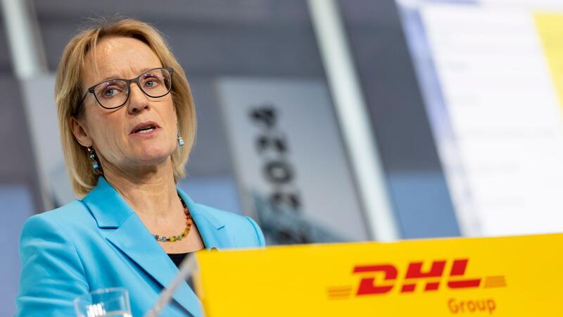 DHL-Finanzvorständin Melanie Kreis spricht zu Journalisten. 