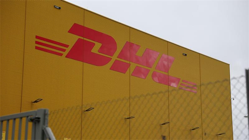 DHL-Logo am Leipziger Flughafen.