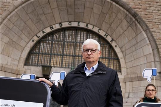 DHU-Geschäftsführer Jürgen Resch vor dem Landgericht Berlin.