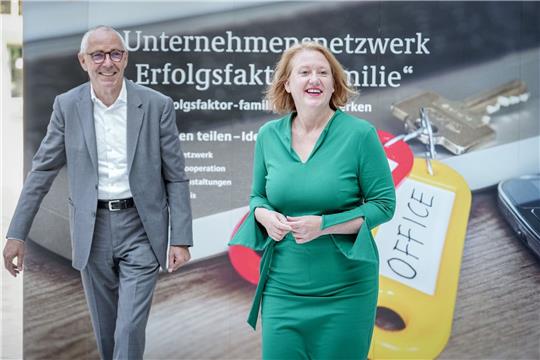 DIHK-Präsident Peter Adrian mit Familienministerin Lisa Paus beim Unternehmenstag "Erfolgsfaktor Familie" in Berlin.