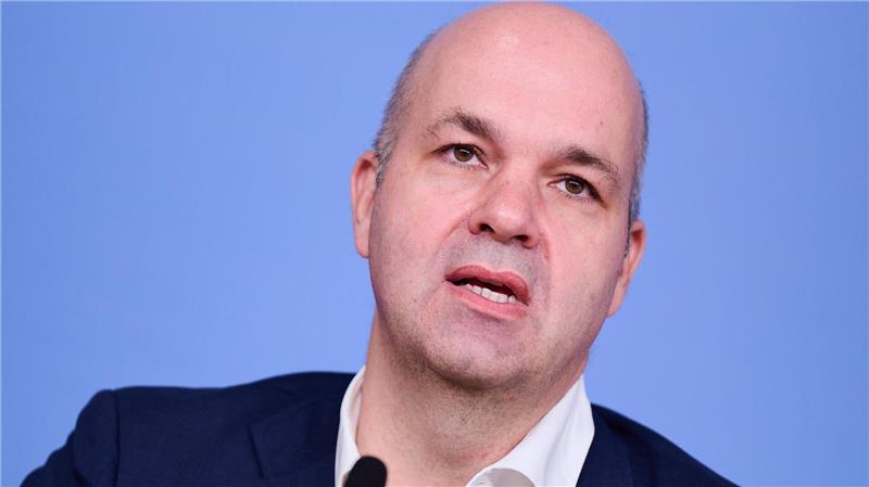 Sprit immer teurer: Auch Super E10 kostet mehr als 2 Euro DIW-Chef Marcel Fratzscher hielte einen Tankrabatt für einen teuren Fehler. (Archivbild)