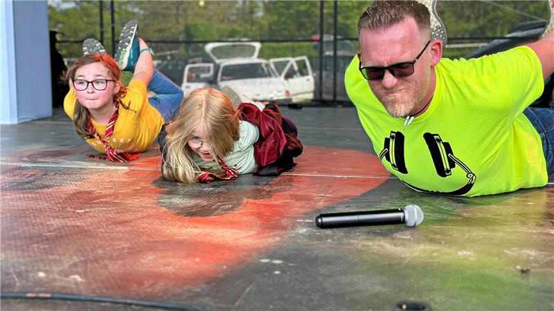 DJ Airbeck alias Maximilian Beck ist sich bei der Kinderdisco für keinen Jux zu schade.