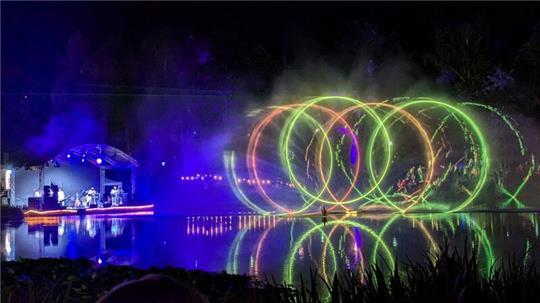 DJ Axel projiziert auf den Wasserfontänen im Gondelteich seine Lichtershows.