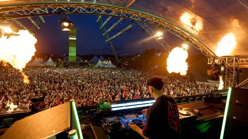 Wacken weitgehend trocken, Nature One mit Schlamm DJ Bennet legt beim Technofestival Nature One auf.