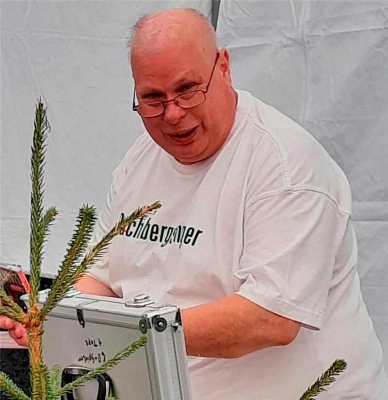 Barkamtfete: Hunderte Altenauer feiern bis tief in die Nacht DJ Claus Timmermann legt bei der Barkamtfete auf.