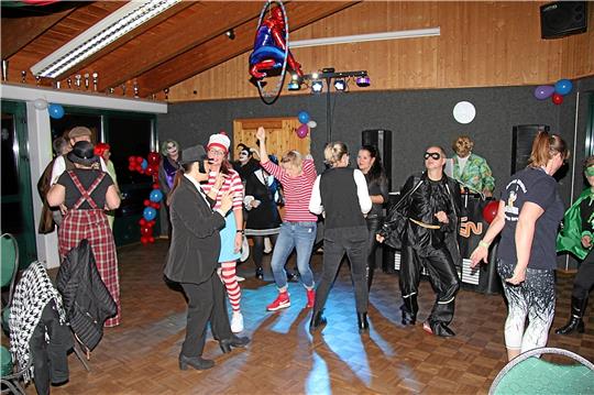 DJ Sören macht Musik und lockt die Verkleideten auf die Tanzfläche. Die, die zur Neuauflage des Mettwurstessens gekommen sind, bereuen es nicht. Die Organisatoren erhalten nur positive Rückmeldungen.  Fotos: Hohaus