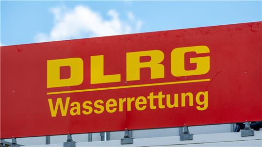 DLRG-Rettungsschwimmer haben im vergangenen Jahr über 1.000 Menschen das Leben gerettet. (Symbolbild)