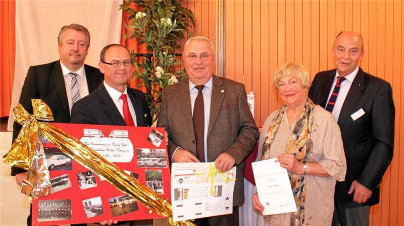 DRK-Präsident Stephan Barz mit dem Vorsitzenden Joachim Probst, Dieter Lode, Ute Kasel und Niedersachsens DRK-Präsident Hans Hartmann (v. li.).  Foto: Hohaus