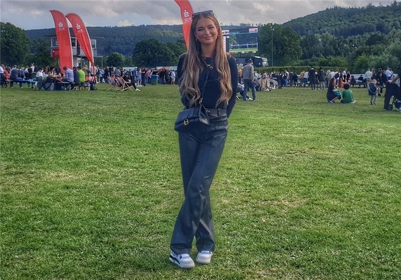 Jubel! Jubel! Trotz allem eine tolle Galopprennwoche DSDS-Kandidatin Monika Gajek.