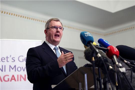 DUP-Parteichef Jeffrey Donaldson gibt eine  Pressekonferenz.
