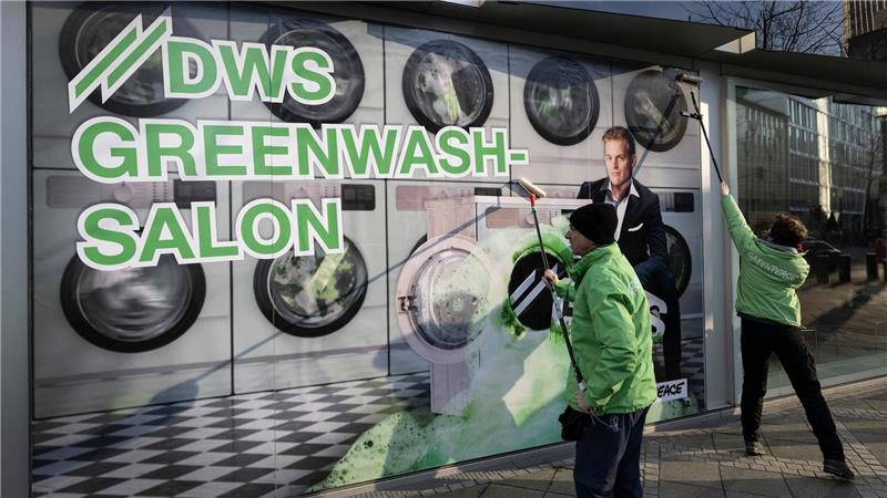 Deutsche-Bank-Tochter zahlt Millionen wegen Greenwashing DWS in der Kritik: Die Umweltschützer von Greenpeace werfen der Deutsche-Bank-Tochter schon länger Greenwashing vor. (Archivbild)