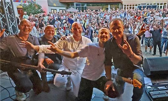 Da bekommt auch GZ-Fotograf Uwe Epping seinen Bühnenauftritt (v.l.): Hartmut Mahnkopf, Lars Pietrzyk, Martin Mahnkopf, Maik Vorlop und Jens Metzlaff sind Blind Date und posieren vor Publikum.