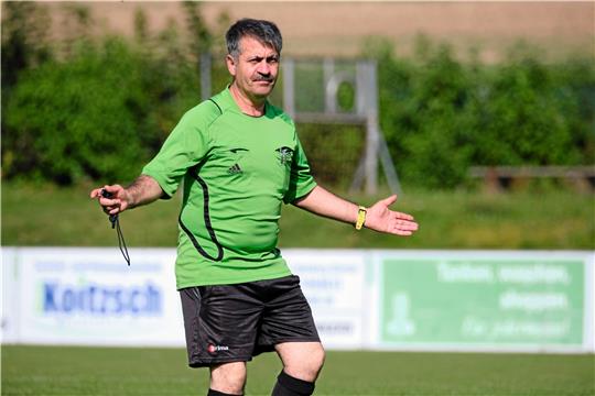 Da bist du sprachlos: Ahmet Acar hilft als Schiedsrichter in Othfresen aus und erlebt einen turbulenten Nachmittag. Foto: Drechsler