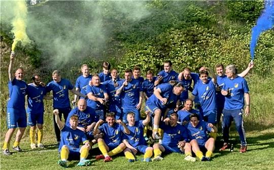 Da darf richtig gefeiert werden: Der TSV Gielde steigt mit nur einem Unentschieden und einer Niederlage in die Nordharzliga auf. Seit der neuen Eigenständigkeit im Jahr 2016 ist es der größte Erfolg. Foto: Privat