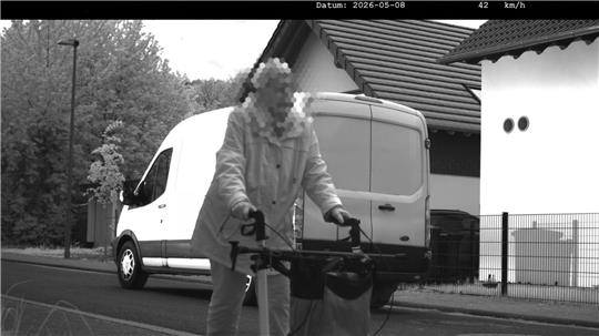 Da das Kennzeichen des Wagens verdeckt ist, kommt der Fahrer ungeschoren davon.
