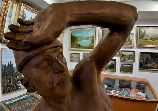 Da dem Altenauer Kunstschaffenden Karl Reinecke ein eigener Raum gewidmet wird, bekommen Werke anderer Oberharzer Künstler, wie Henry Göhmann und Max Schiers, Platz an den Museumswänden. Fotos: Potthast