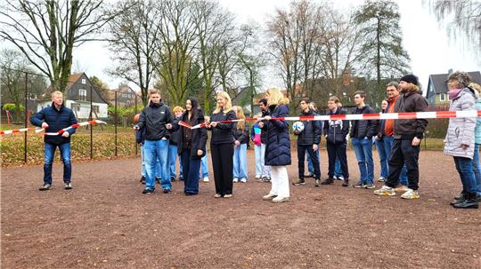 Das Baustellenband wird zerschnitten: Der Bolzplatz wird eingeweiht.