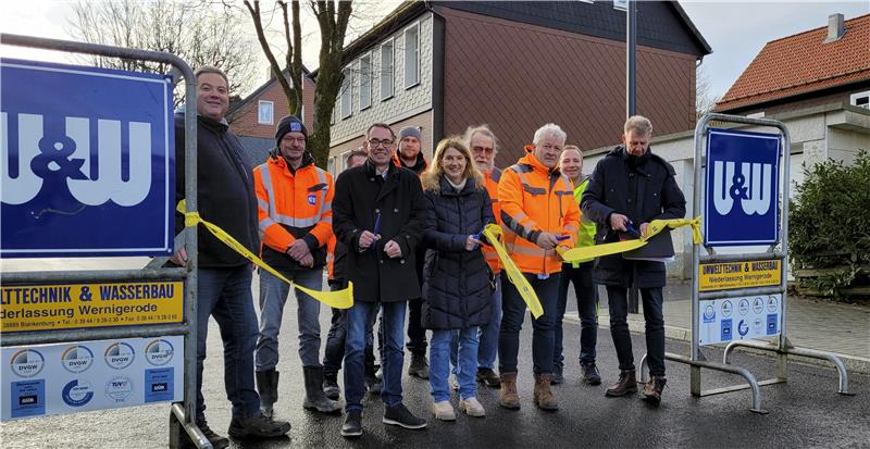 Clausthal-Zellerfeld: Sägemüllerstraße wieder frei Da fliegt das Band: Restarbeiten sind bis Freitag zwar noch zu machen, aber Anlieger dürfen schon über die frisch gemachte Straße fahren.