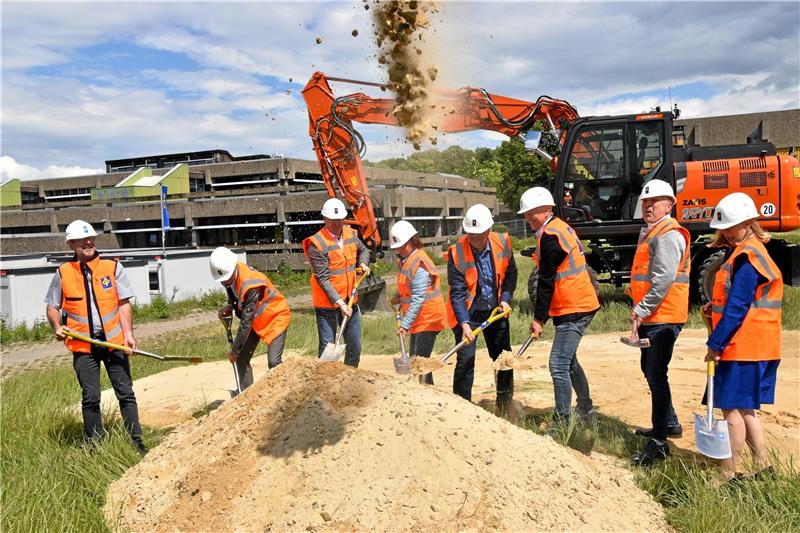 Da fliegt der erste Staub fürs neue Schulzentrum: Am 13. Juni 2022 stechen Politiker, Verwalter und Totalunternehmer die Spaten in die Erde. Archivfoto: Roß