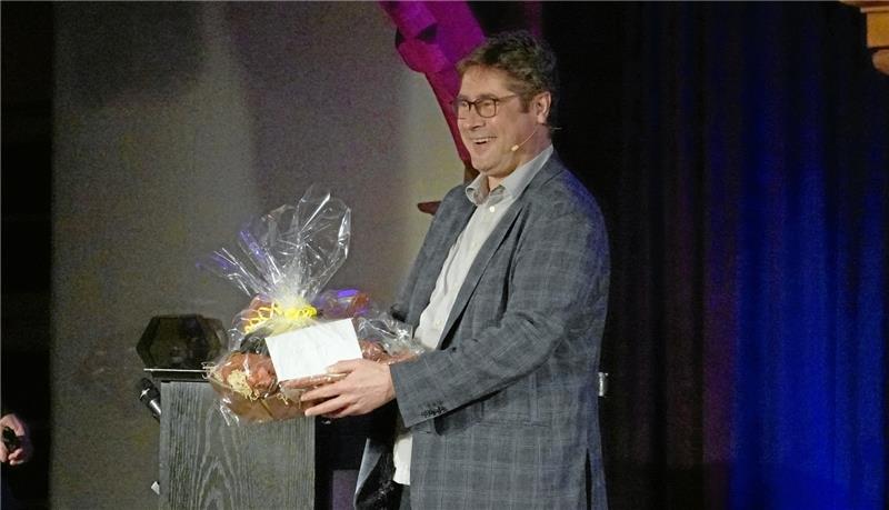 Harzburgs Lieblingsstar und seine Überraschungen Da freut sich aber einer: Detlef „Desimo“ Simon bekommt als „Liebling des Jahres 2023“ einen dicken Präsentkorb. Foto: Schlegel