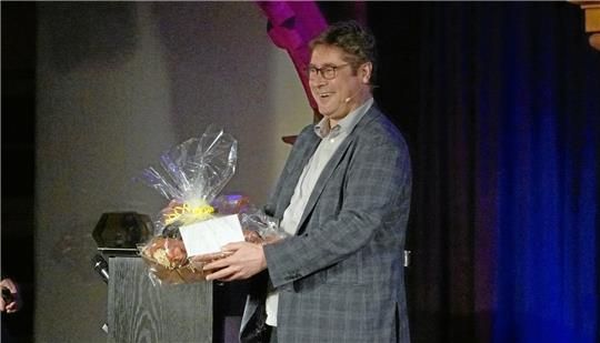 Da freut sich aber einer: Detlef „Desimo“ Simon bekommt als „Liebling des Jahres 2023“ einen dicken Präsentkorb. Foto: Schlegel