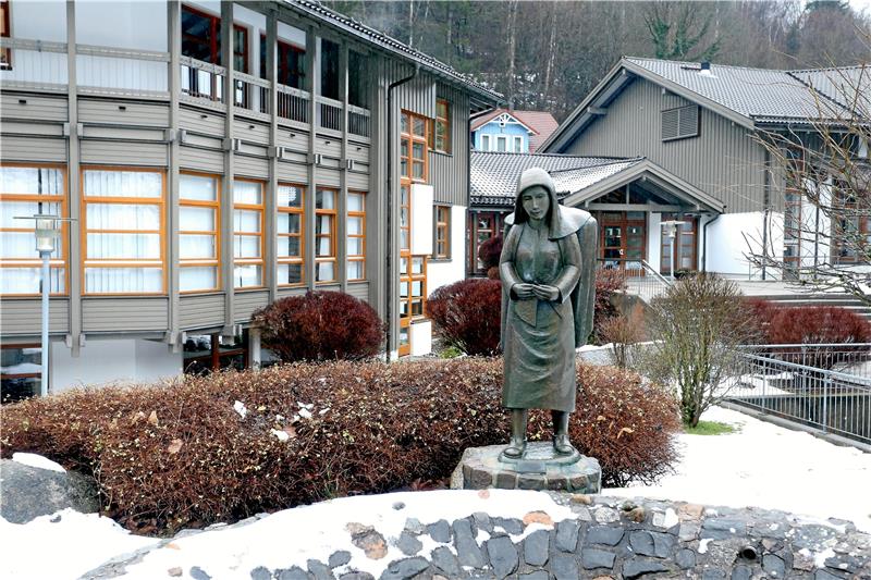 Da freut sich auch die Kiepenfrau im Altenauer Kurpark: Die Bergstadt bleibt heilklimatischer Kurort.  Foto: Neuendorf