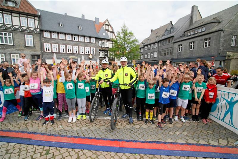 Altstadtlauf: Viel Sonnenschein und ein wenig Schatten Da gehen die Hände nach oben: Die Kinder und die Polizei freuen sich auf ihren Start beim 33. Altstadtlauf des MTV Goslar. Foto: Epping