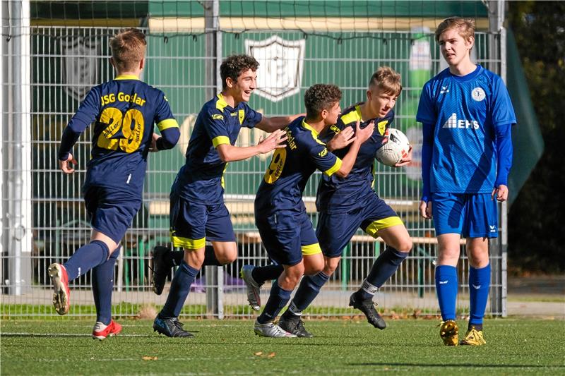 Da geht noch mehr: Yves Lennox Trommer (2. v. re.) von den B-Junioren der JSG Goslar trifft zum zwischenzeitlichen 2:2 gegen den Lehndorfer TSV. Mit ihm freuen sich Ayham Alshabi, Mohammad Abo Hmad und Henry Vincent Schmidt (li.). Foto: Drechsler