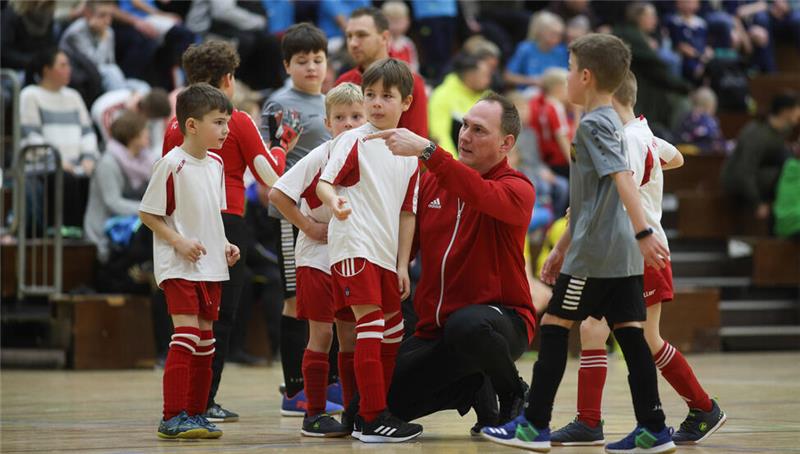 Kurt-Siebert-Cup lockt 1000 Besucher nach Goslar Da geht‘s lang: Der Nachwuchs erhält vor dem Start die letzten Anweisungen des Trainerteams.