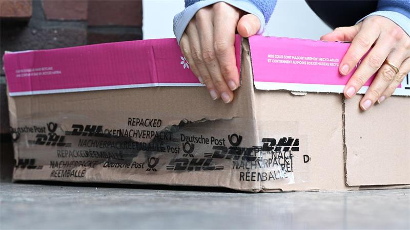 Da ging etwas schief: Ein aufgerissenes Paket vor einer Haustür. (Archivbild)