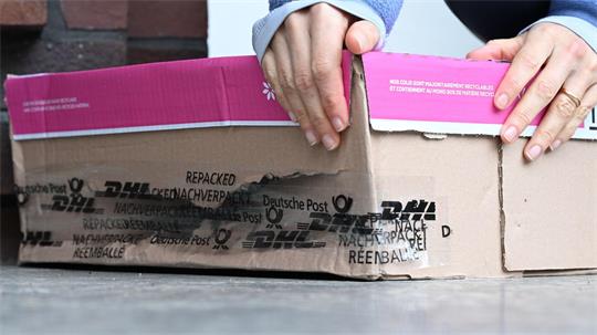 Da ging etwas schief: Ein aufgerissenes Paket vor einer Haustür. (Archivbild)