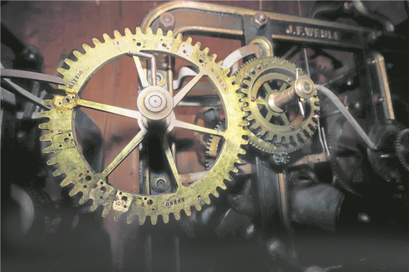 Hahausen: Evangelische Gemeinde erneuert Kirchenuhrwerk Da greift ein Rädchen ins andere: Die Uhrenfabrik Weule produzierte die Mechanik Ende des 19. Jahrhunderts. Sie versieht nach wie vor ihren Dienst – allerdings muss das Uhrwerk einmal die Woche per Kurbel aufgezogen werden. Foto: Gereke