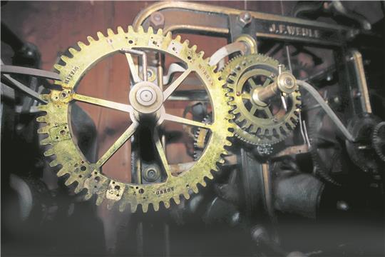 Da greift ein Rädchen ins andere: Die Uhrenfabrik Weule produzierte die Mechanik Ende des 19. Jahrhunderts. Sie versieht nach wie vor ihren Dienst – allerdings muss das Uhrwerk einmal die Woche per Kurbel aufgezogen werden. Foto: Gereke