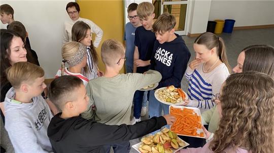 Da greift man gern zu: Die Neuntklässler bieten ihren jüngeren Mitschülern frisches Obst und Gemüse an.