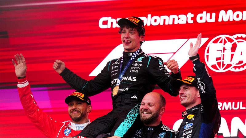 Mit Federers Tipps: Teenager Antonelli jagt Formel-1-Titel Da haben selbst Hamilton und Verstappen keine Chance: Antonelli nach dem Sieg in Kanada. (Archivbild)