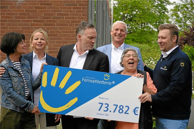 Goslarer Tafel erhält 73.782 Euro von Deutscher Fernsehlotterie Da hat nicht nur Edeltraut Breeger (2.v.re.) von der Goslarer Tafel/Kleiner Tisch Oker gut Lachen: Mit ihr freuen sich (v.li.) Tafelleiterin Kirsten Neveling, OB Urte Schwerdtner, Tafel-Schatzmeister Sebastian Rieke und stellvertretender Landrat Bodo Mahns über die Aufwertung und Ausstattung der Einrichtung. Rechts: Stephan Masch von der Deutschen Fernsehlotterie. Foto: Kempfer
