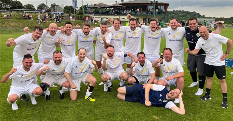 Da herrscht noch Jubel bei den Alten Herren der TSG Bad Harzburg. Während der Harzburger Rennwoche im Juli absolvieren sie ein Testspiel gegen eine Jockeyauswahl, warten seitdem aber auf das nächste Heimspiel. 