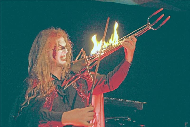 Da ist Feuer drin: Eine Szene aus der Rockoper Faust mit dem Darsteller Falko Illing. Foto: Bein