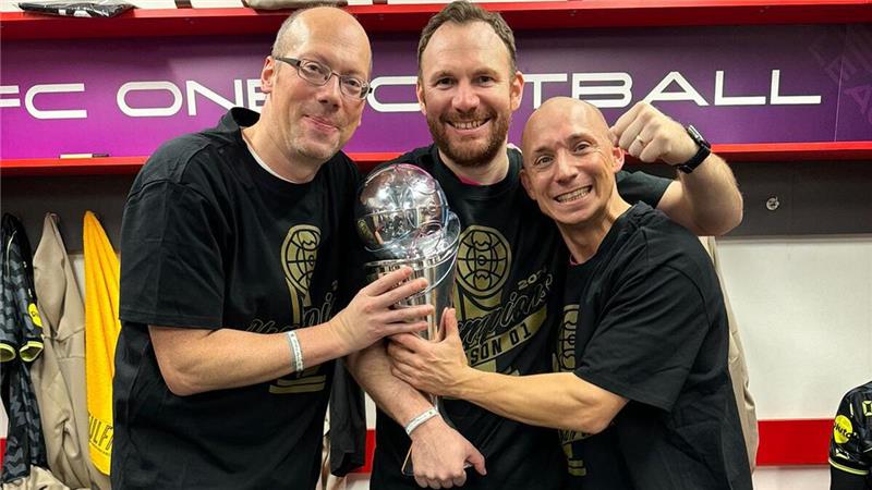 Da ist das Ding: Das Funktionsteam von OneFootball mit dem sportlichen Leiter Christoph Köchy, Trainer Marc Müller und Co-Trainer Noman Ülzmann ( v. l.) feiert den Sieg in der Premierensaison der Icon League. Foto: Julian Meusel