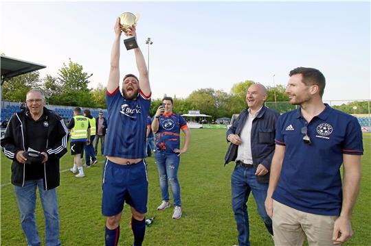Da ist das Ding: Die SG Ildehausen/Kirchberg II holt im vergangenen Jahr den Pokal der 2. Nordharzklasse. Diesmal treffen der VfL Salder III und die SVG Oberharz II im Endspiel in Börßum aufeinander. Foto: Epping