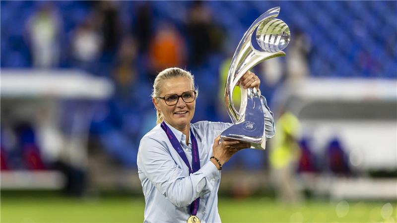 God save Wiegman: König Charles erteilt nächsten Auftrag Da ist das Ding - mal wieder: Sarina Wiegman freut sich über ihren dritten EM-Titel.