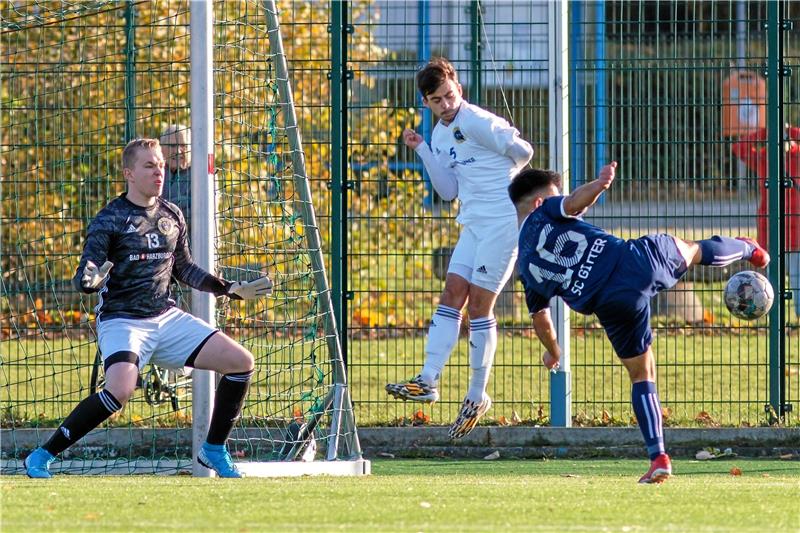 Da ist der SC Gitter noch ungefährlich: Bünyamin Öztürk kommt gegen Jago Kurtz und Torwart Niklas Hanns in dieser Szene nicht durch. Am Ende steht für die Heimelf aber ein 3:1-Erfolg auf der Anzeigetafel. Foto: Drechsler