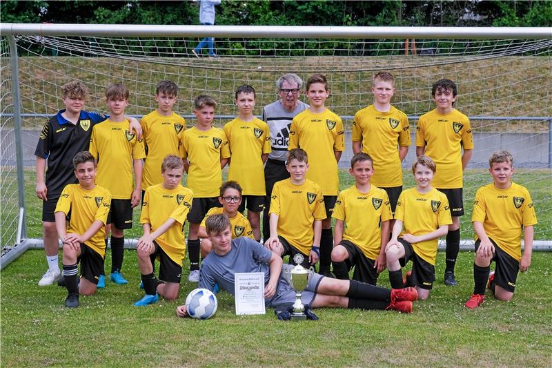 Da ist der Titel: Die D-Junioren der JSG Goslar sichern sich mit einem 10:0-Erfolg gegen die TSG Bad Harzburg den Kreispokal. Für Trainer Heiner Degen ist es der perfekte Abschluss einer langen Laufbahn. Foto: Drechsler
