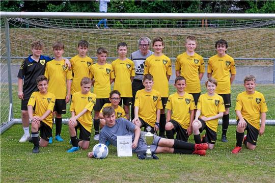 Da ist der Titel: Die D-Junioren der JSG Goslar sichern sich mit einem 10:0-Erfolg gegen die TSG Bad Harzburg den Kreispokal. Für Trainer Heiner Degen ist es der perfekte Abschluss einer langen Laufbahn. Foto: Drechsler