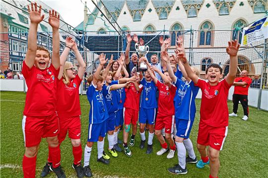Da jubeln gleich mehrere Kicker-Nationen mit: Als Italien den Pokal für den Triumph bei der Mini-EM auf dem Goslarer Marktplatz aus den Händen von GZ-Verleger Klemens Karl Krause (rechts vom Pokal) erhält, kennt die Freude keine Grenzen. Foto: Epping