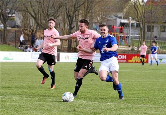 Da kann Lochtums Can Hermerding (MI.) noch so zupacken. Laurenz Schulze und der FC Othfresen holen mit 2:0 die Punkte. Links Yannik Simon. Foto: Neuendorf